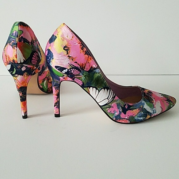 XOXO Shoes - ✨ XOXO Floral 🦋 Butterfly Pumps